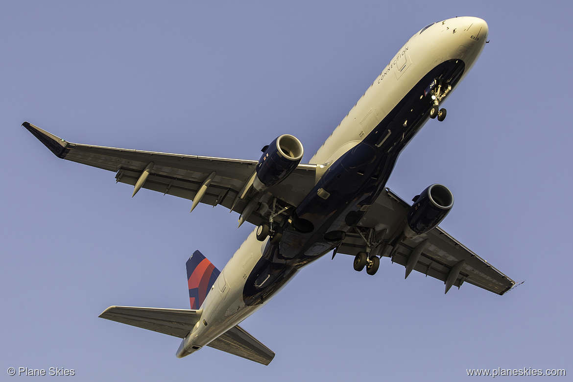 SkyWest Airlines Embraer ERJ-175 N242SY at McCarran International Airport (KLAS/LAS)