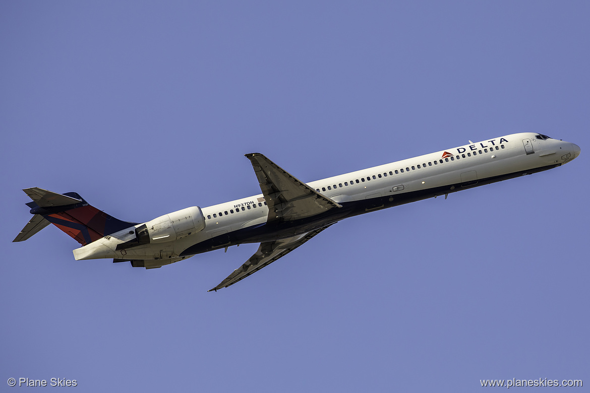 Delta Air Lines McDonnell Douglas MD-90-30 N937DN at McCarran International Airport (KLAS/LAS) Delta Air Lines McDonnell Douglas MD-90-30 N937DN at McCarran International Airport (KLAS/LAS)