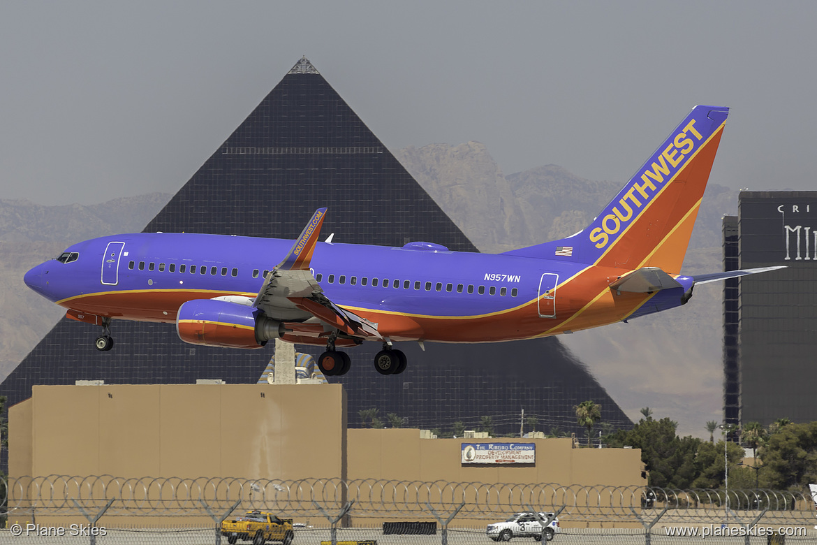 Southwest Airlines Boeing 737-700 N957WN at McCarran International Airport (KLAS/LAS)