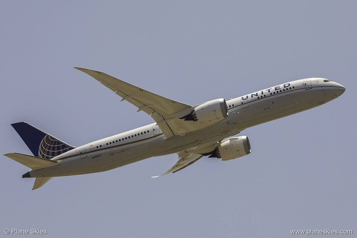 United Airlines Boeing 787-9 N13954 at Los Angeles International Airport (KLAX/LAX)