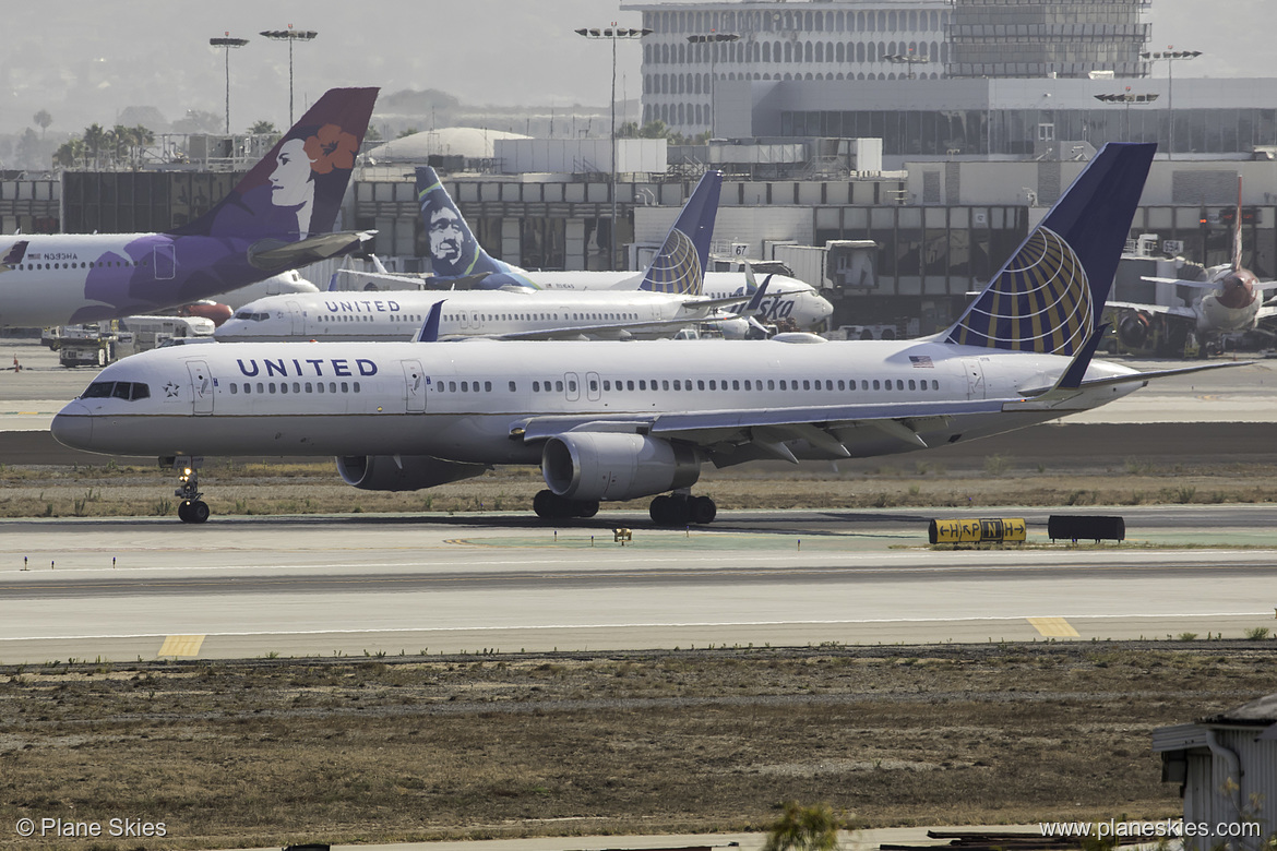 United Airlines Boeing 757-200 N14118 at Los Angeles International Airport (KLAX/LAX) United Airlines Boeing 757-200 N14118 at Los Angeles International Airport (KLAX/LAX)