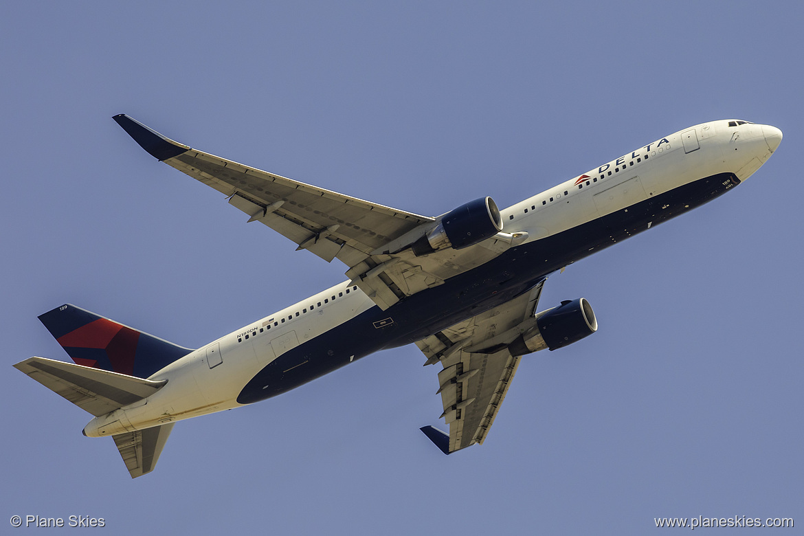 Delta Air Lines Boeing 767-300ER N189DN at Los Angeles International Airport (KLAX/LAX)