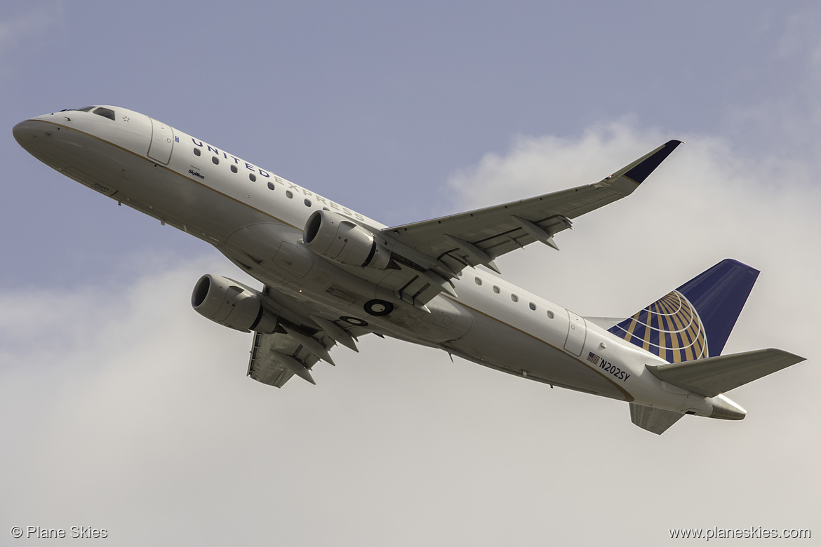 SkyWest Airlines Embraer ERJ-175 N202SY at Los Angeles International Airport (KLAX/LAX)