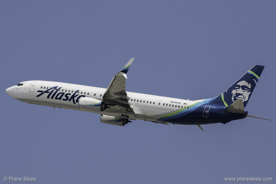 Alaska Airlines Boeing 737-900ER N236AK at Los Angeles International Airport (KLAX/LAX)