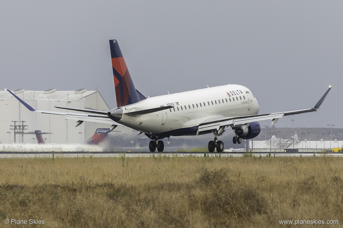 SkyWest Airlines Embraer ERJ-175 N253SY at Los Angeles International Airport (KLAX/LAX)