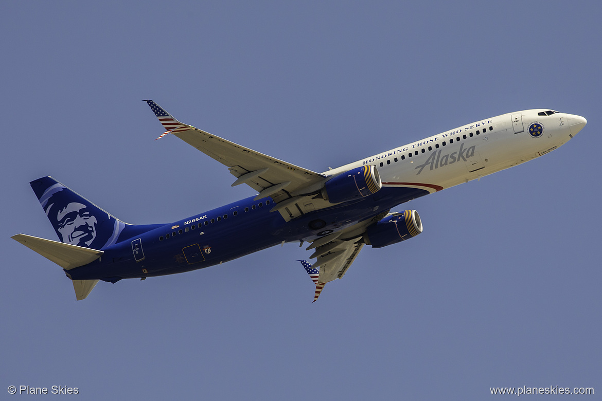 Alaska Airlines Boeing 737-900ER N265AK at Los Angeles International Airport (KLAX/LAX)