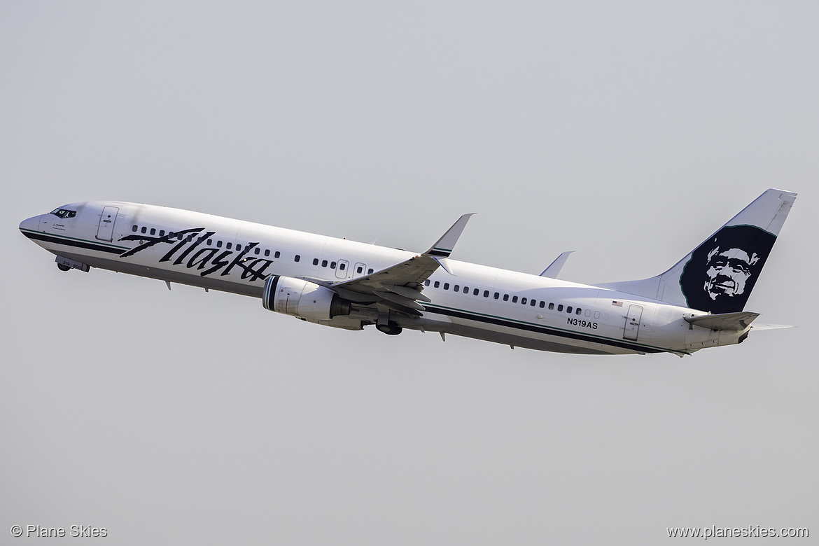 Alaska Airlines Boeing 737-900 N319AS at Los Angeles International Airport (KLAX/LAX)