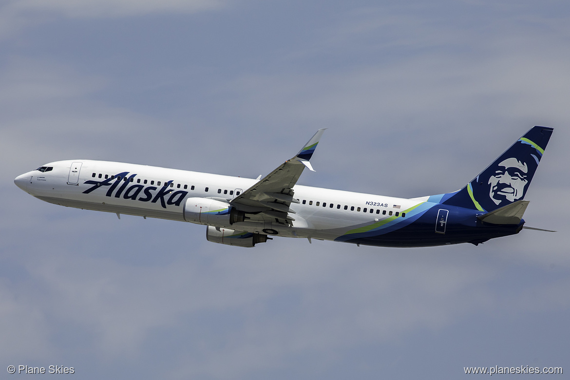 Alaska Airlines Boeing 737-900 N323AS at Los Angeles International Airport (KLAX/LAX)