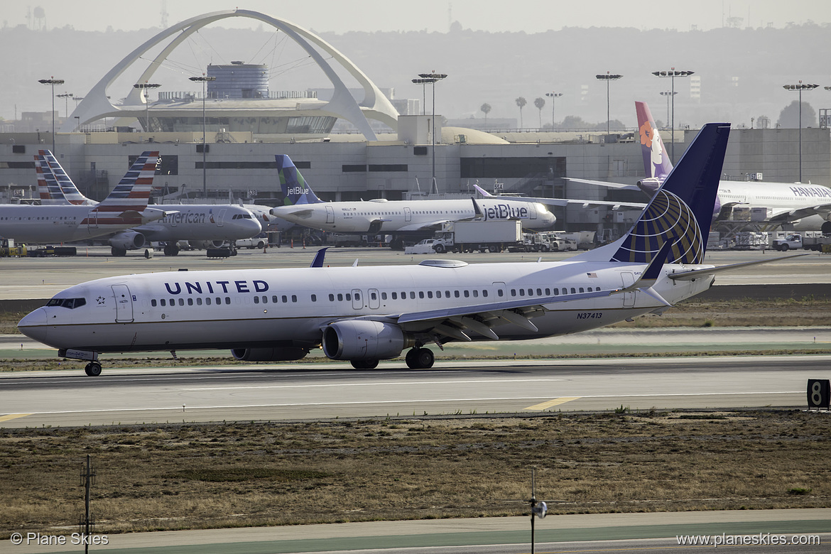 United Airlines Boeing 737-900ER N37413 at Los Angeles International Airport (KLAX/LAX)