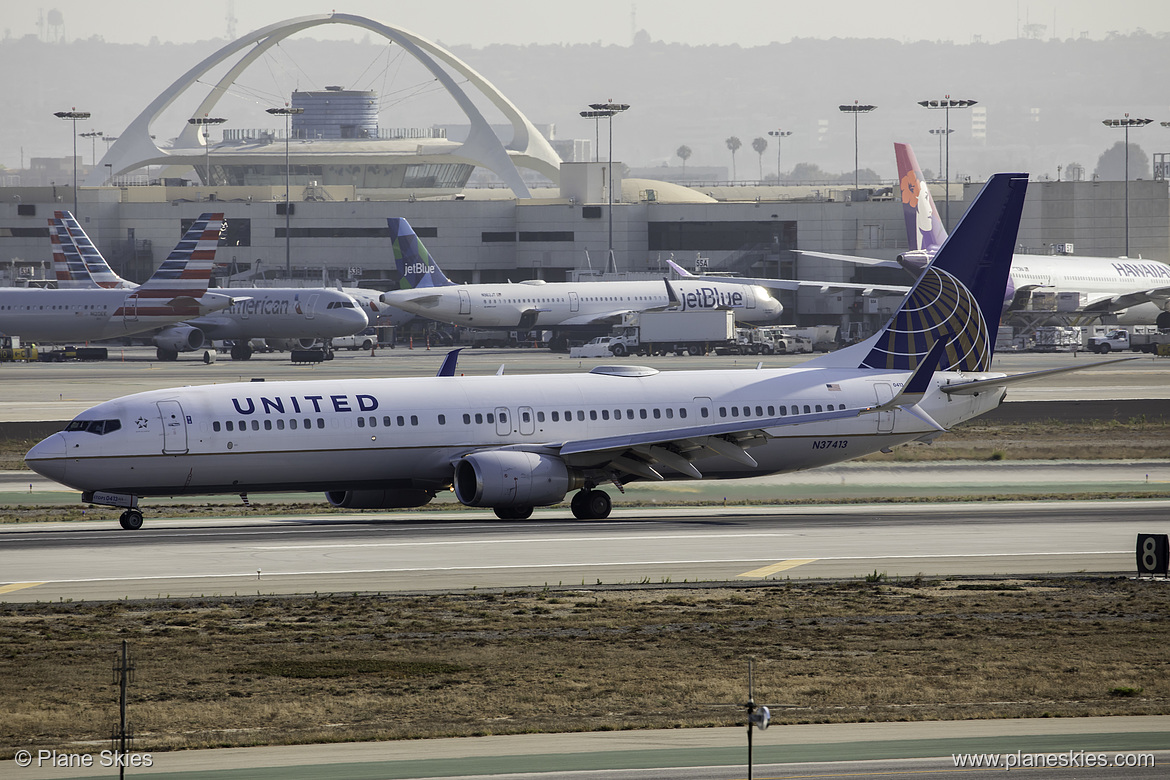 United Airlines Boeing 737-900ER N37413 at Los Angeles International Airport (KLAX/LAX) United Airlines Boeing 737-900ER N37413 at Los Angeles International Airport (KLAX/LAX)