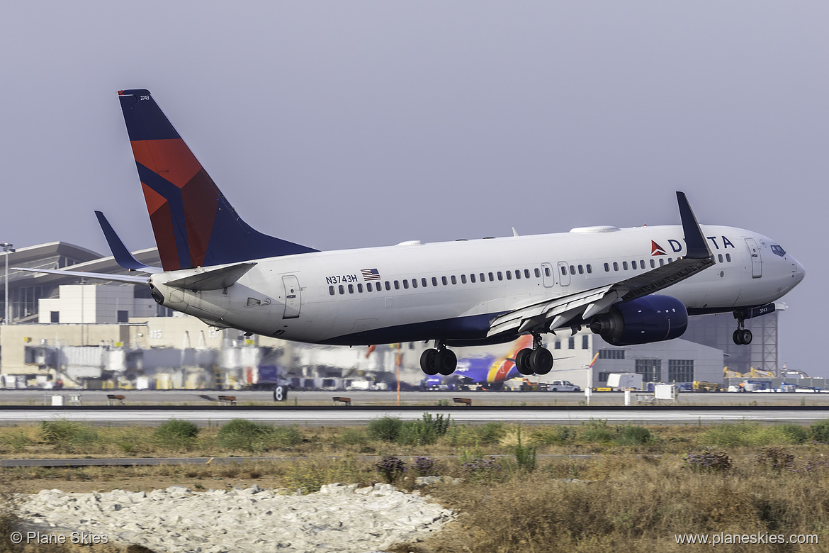 Delta Air Lines Boeing 737-800 N3743H at Los Angeles International Airport (KLAX/LAX)