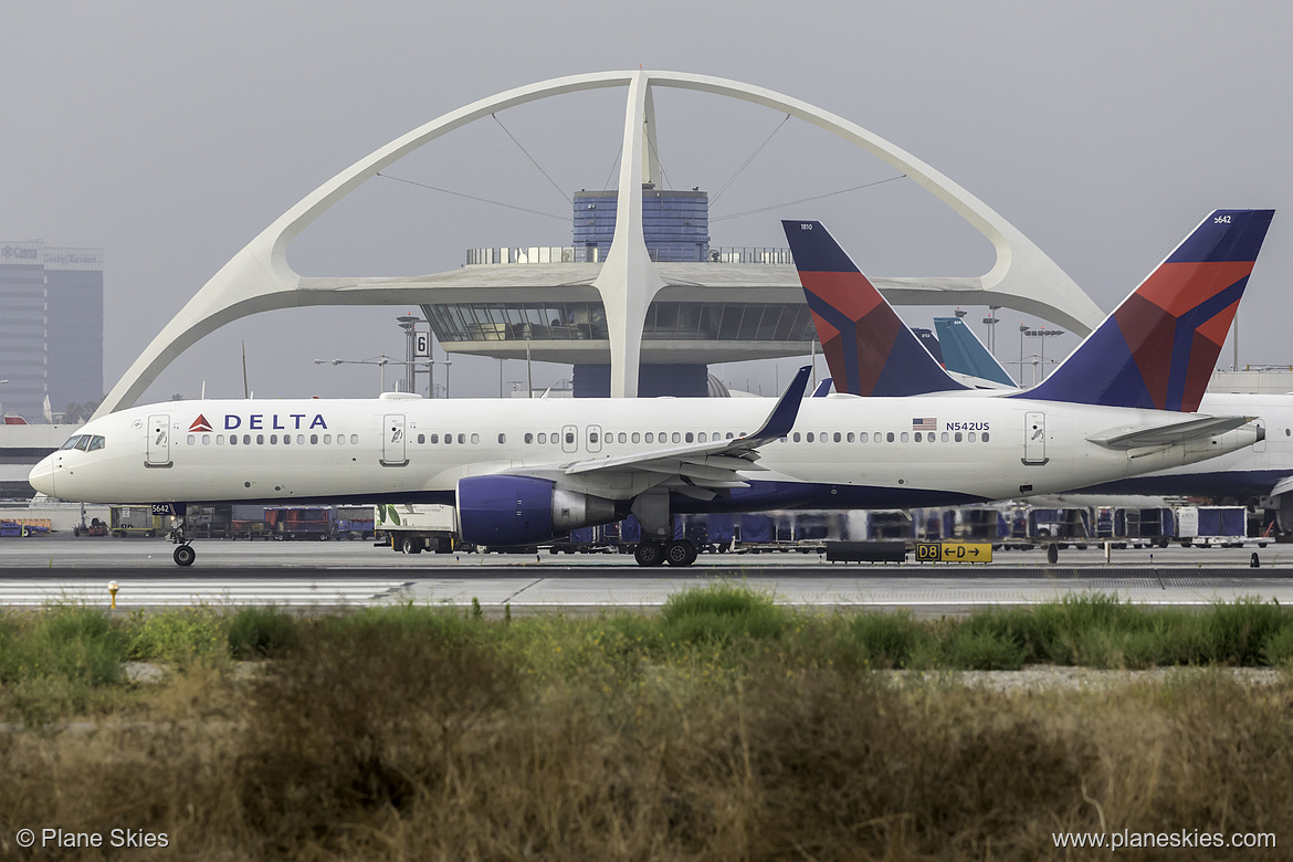 Delta Air Lines Boeing 757-200 N542US at Los Angeles International Airport (KLAX/LAX) Delta Air Lines Boeing 757-200 N542US at Los Angeles International Airport (KLAX/LAX)