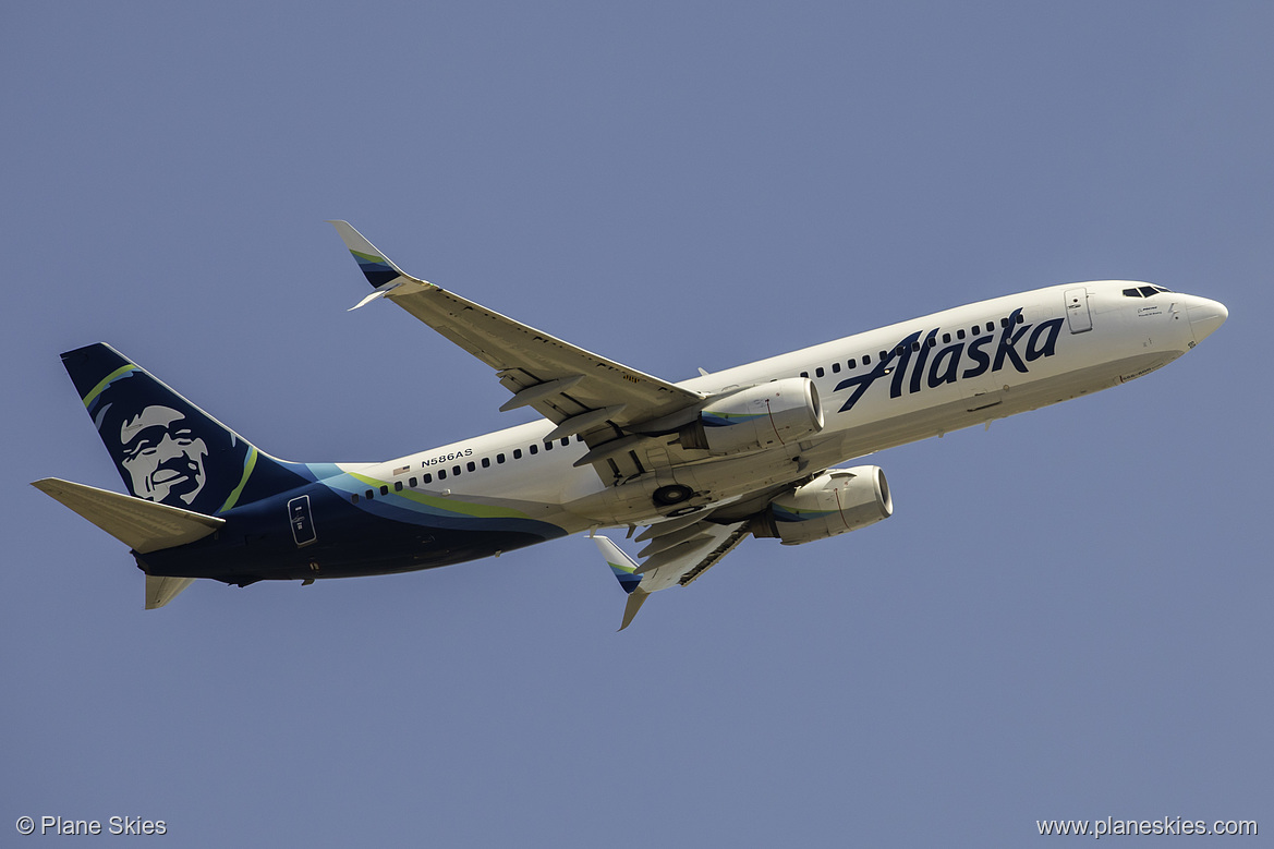 Alaska Airlines Boeing 737-800 N586AS at Los Angeles International Airport (KLAX/LAX)