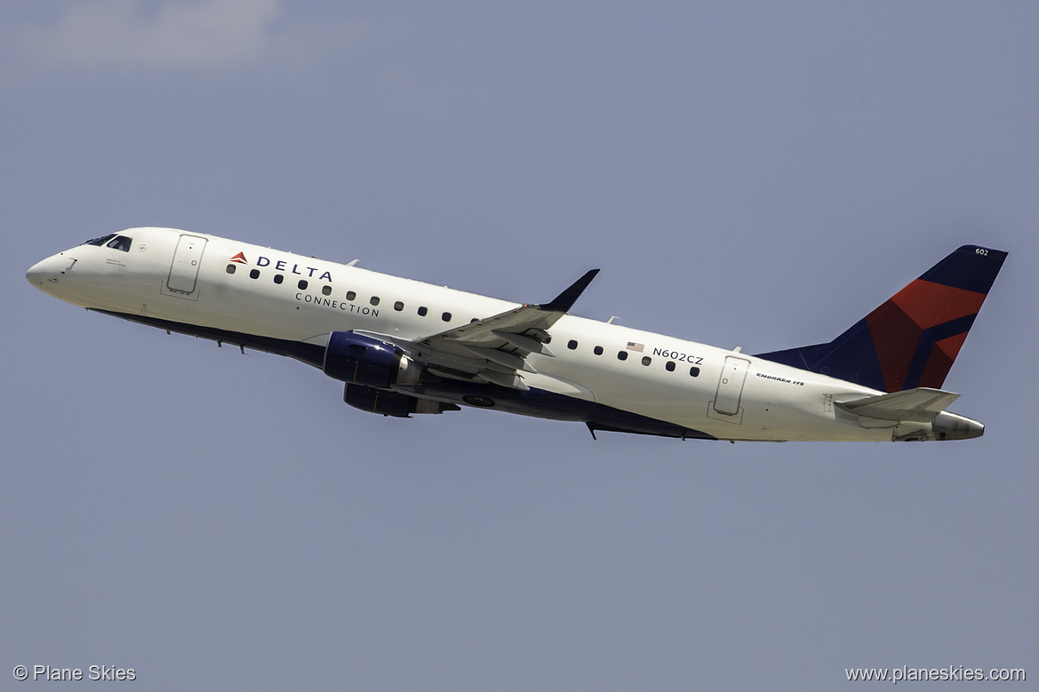 Compass Airlines Embraer ERJ-175 N602CZ at Los Angeles International Airport (KLAX/LAX)