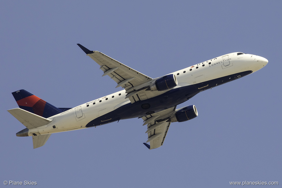 Compass Airlines Embraer ERJ-175 N603CZ at Los Angeles International Airport (KLAX/LAX)