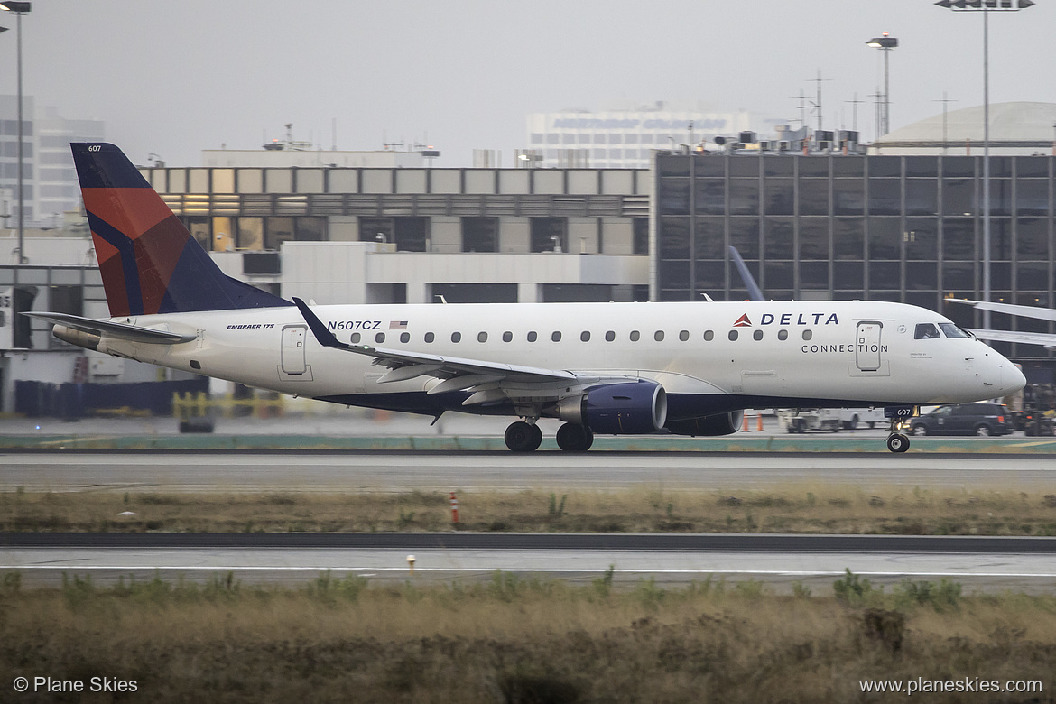 Compass Airlines Embraer ERJ-175 N607CZ at Los Angeles International Airport (KLAX/LAX)