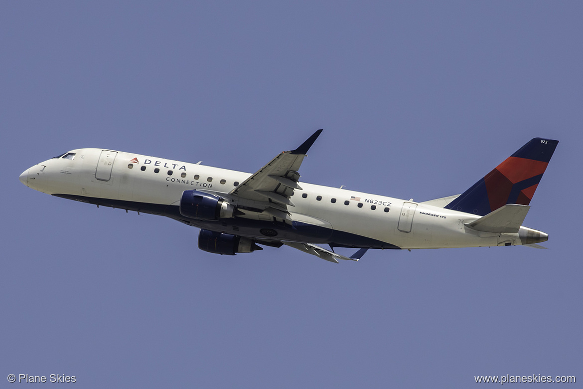 Compass Airlines Embraer ERJ-175 N623CZ at Los Angeles International Airport (KLAX/LAX)