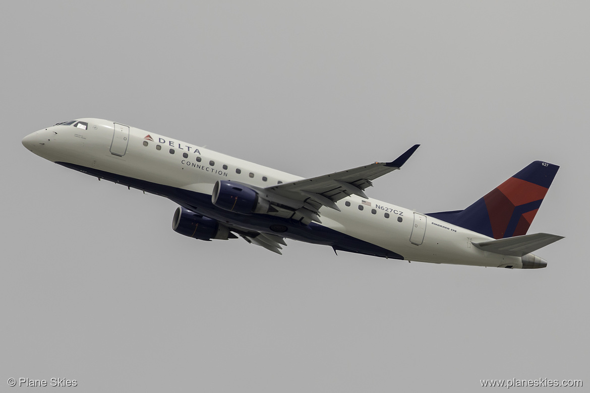 Compass Airlines Embraer ERJ-175 N627CZ at Los Angeles International Airport (KLAX/LAX)