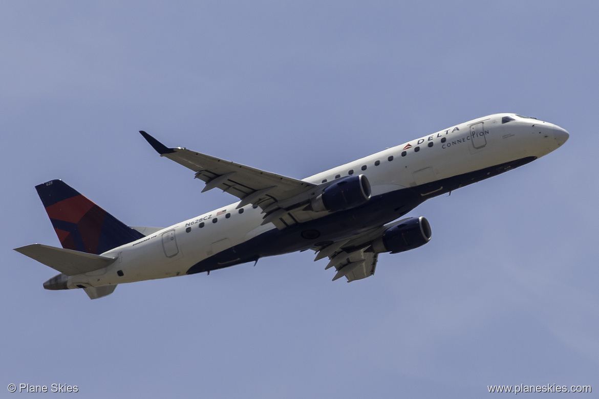 Compass Airlines Embraer ERJ-175 N628CZ at Los Angeles International Airport (KLAX/LAX)