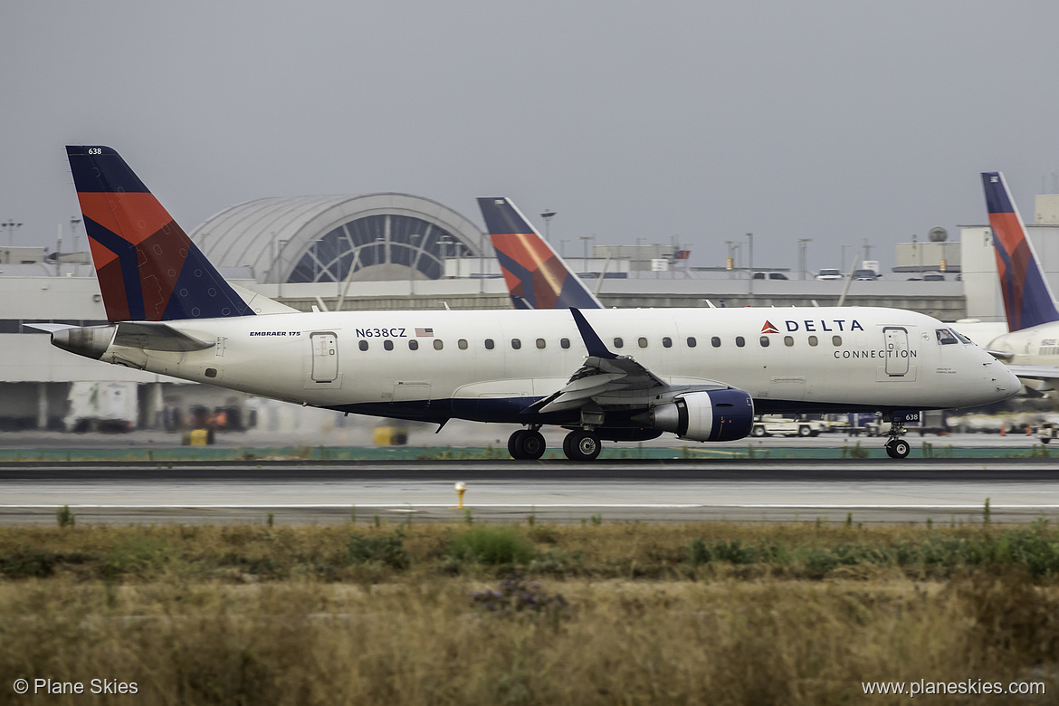 Compass Airlines Embraer ERJ-175 N628CZ at Los Angeles International Airport (KLAX/LAX)