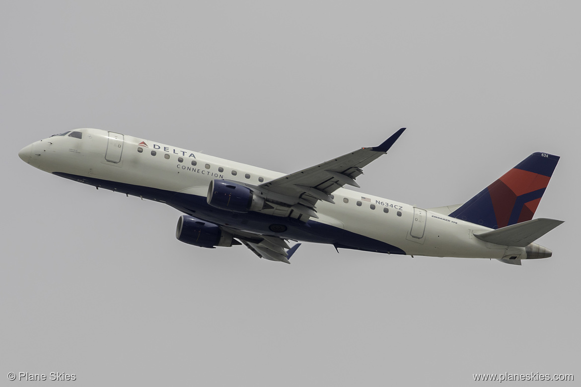 Compass Airlines Embraer ERJ-175 N634CZ at Los Angeles International Airport (KLAX/LAX)