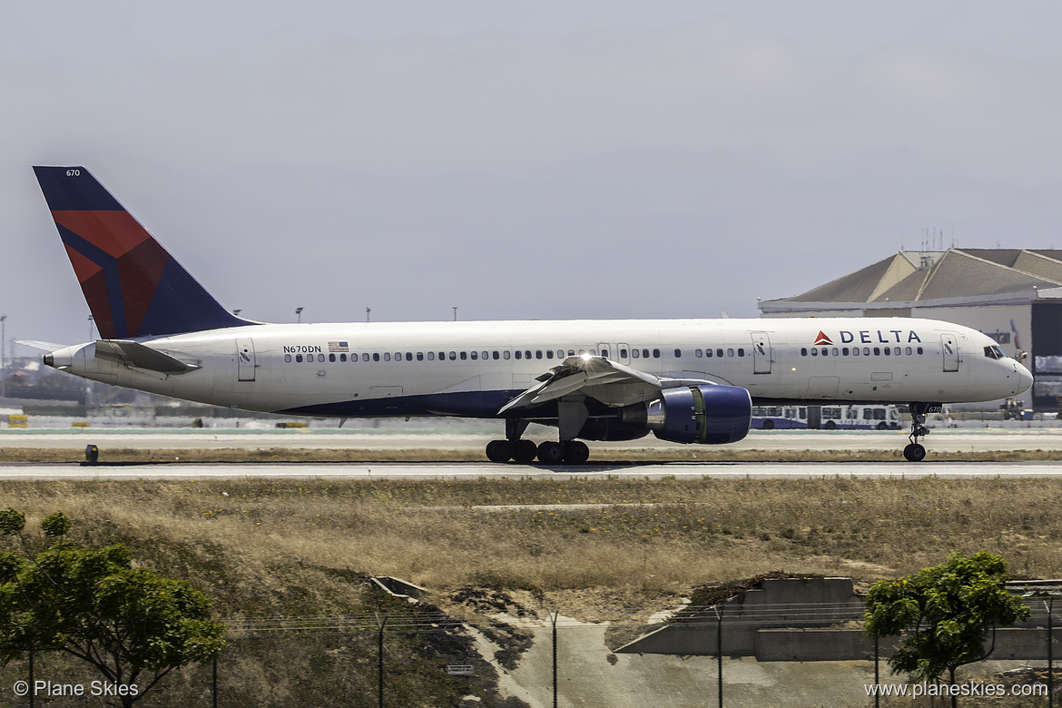 Delta Air Lines Boeing 757-200 N670DN at Los Angeles International Airport (KLAX/LAX)