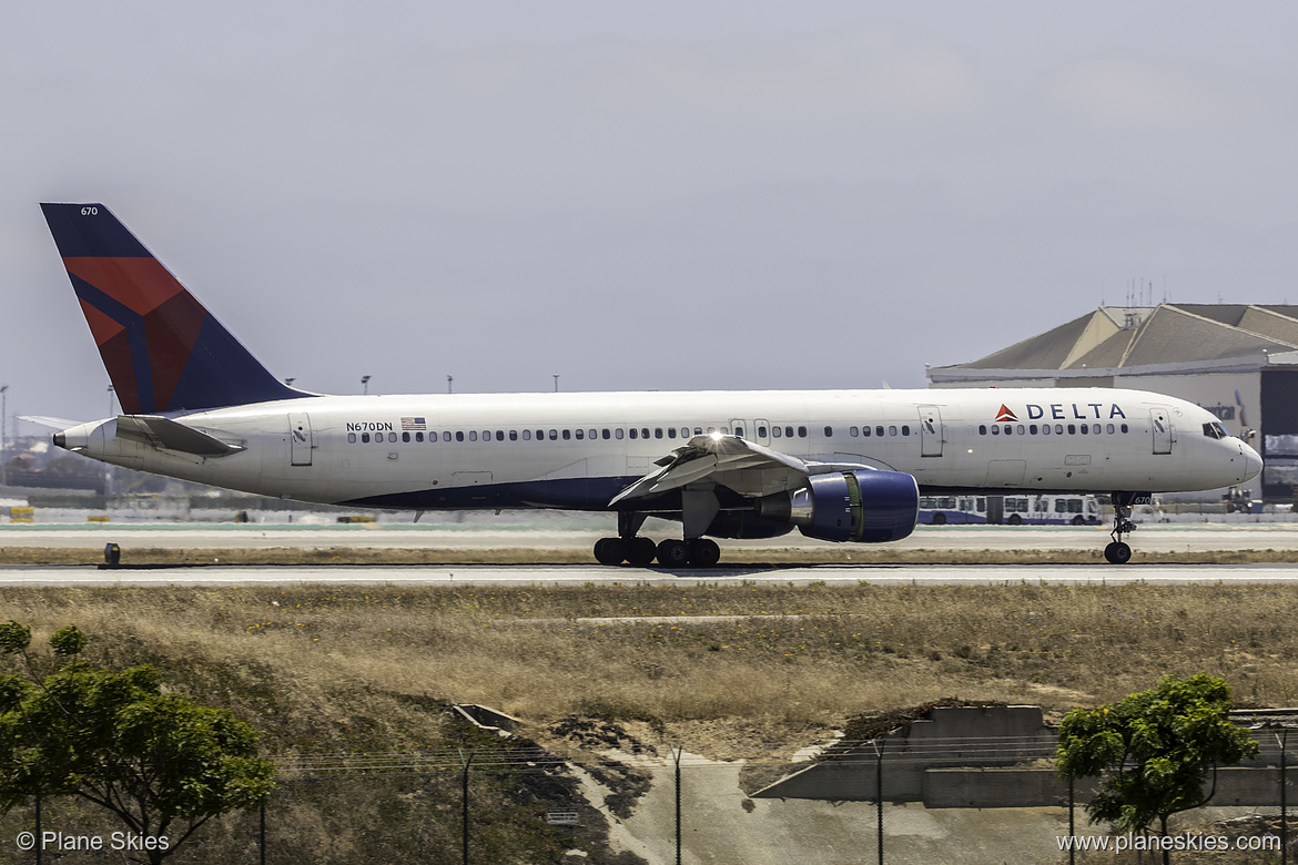Delta Air Lines Boeing 757-200 N670DN at Los Angeles International Airport (KLAX/LAX) Delta Air Lines Boeing 757-200 N670DN at Los Angeles International Airport (KLAX/LAX)