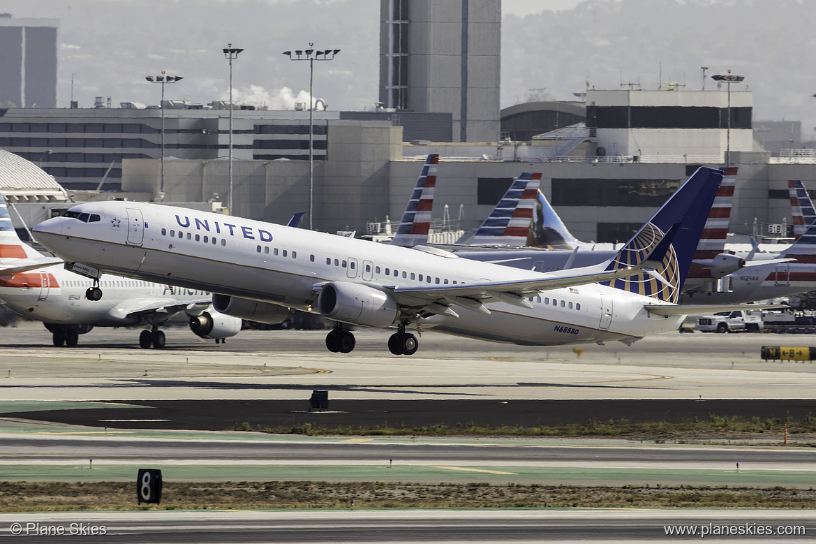 United Airlines Boeing 737-900ER N68880 at Los Angeles International Airport (KLAX/LAX)