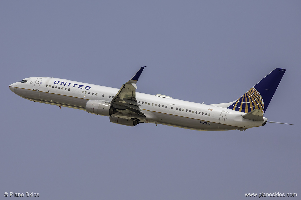United Airlines Boeing 737-900ER N69813 at Los Angeles International Airport (KLAX/LAX)