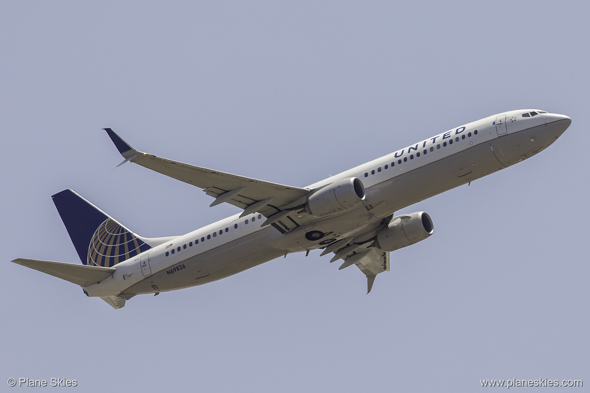 United Airlines Boeing 737-900ER N69826 at Los Angeles International Airport (KLAX/LAX)
