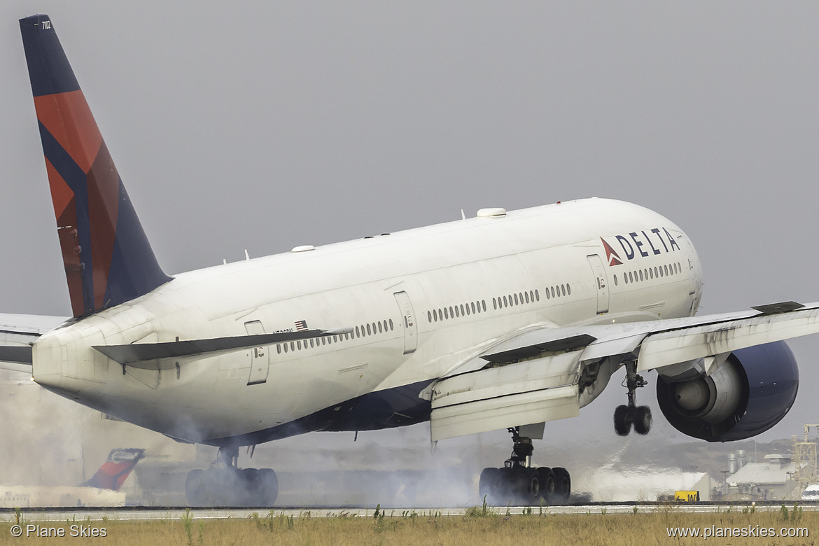 Delta Air Lines Boeing 777-200LR N702DN at Los Angeles International Airport (KLAX/LAX)