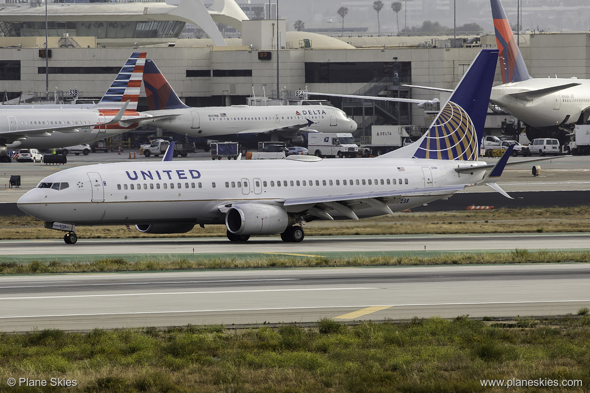 United Airlines Boeing 737-800 N77258 at Los Angeles International Airport (KLAX/LAX) United Airlines Boeing 737-800 N77258 at Los Angeles International Airport (KLAX/LAX)