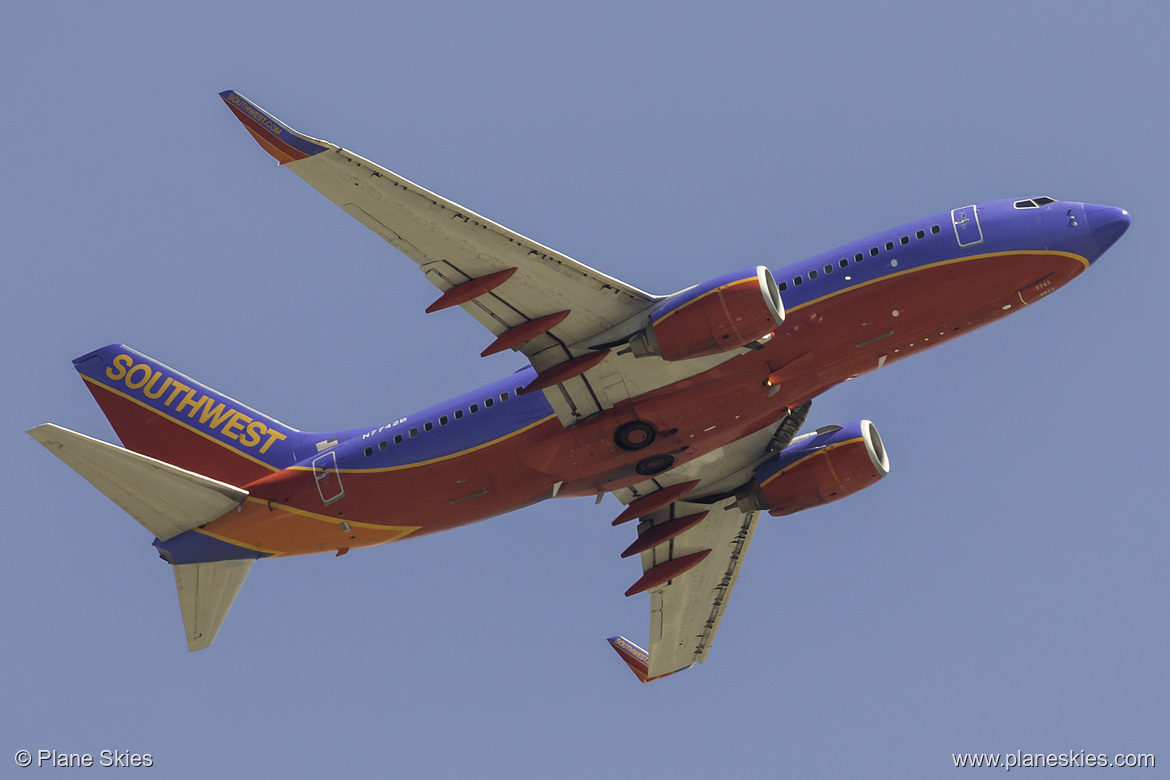 Southwest Airlines Boeing 737-700 N7742B at Los Angeles International Airport (KLAX/LAX)