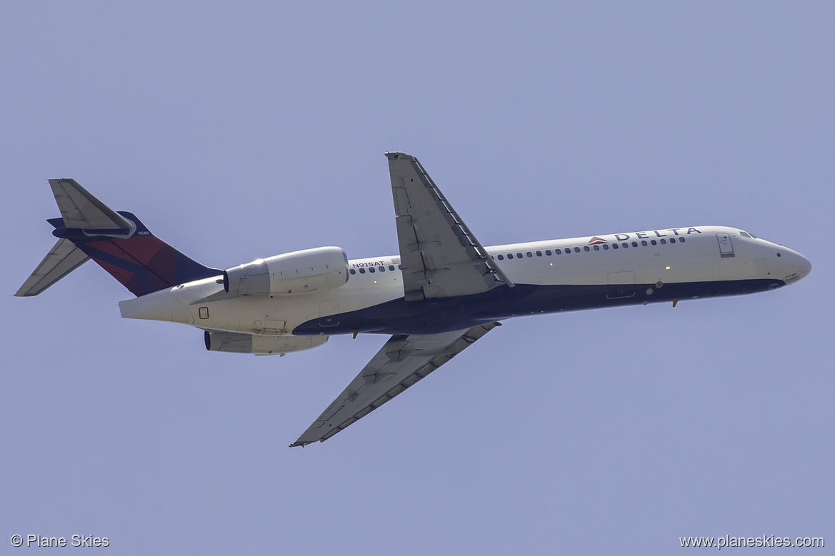 Delta Air Lines Boeing 717-200 N915AT at Los Angeles International Airport (KLAX/LAX) Delta Air Lines Boeing 717-200 N915AT at Los Angeles International Airport (KLAX/LAX)