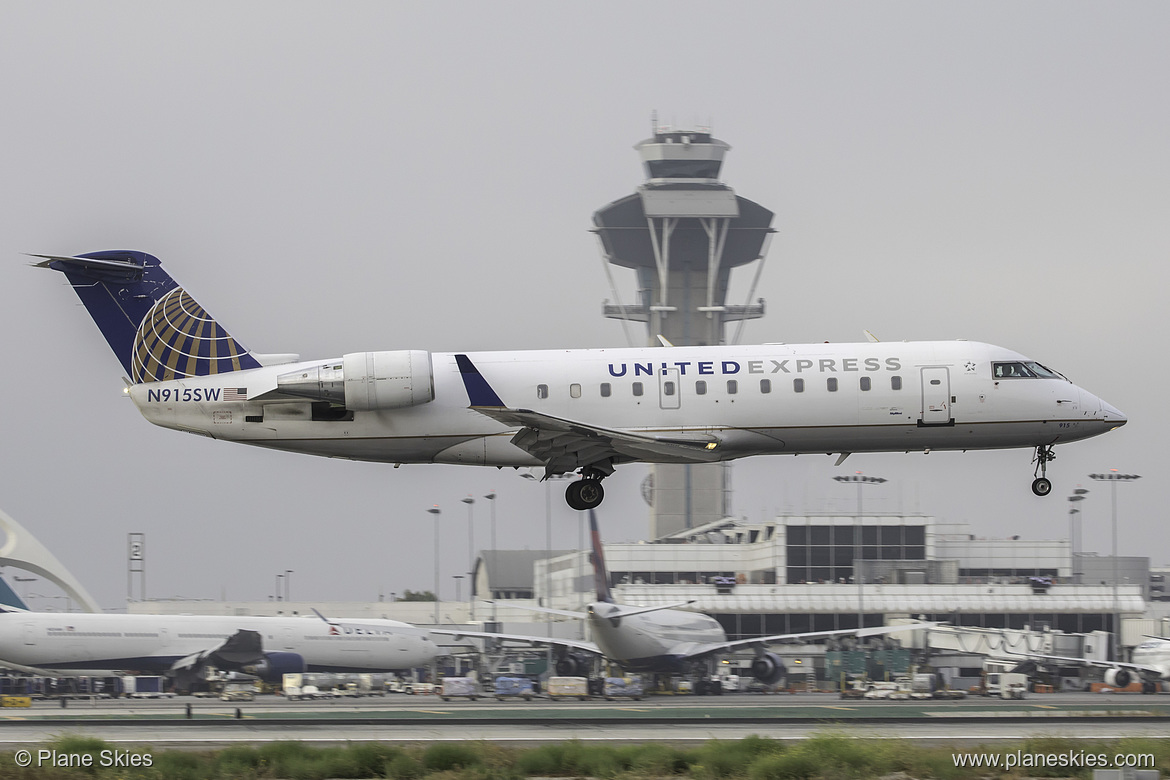 SkyWest Airlines Canadair CRJ-200 N915SW at Los Angeles International Airport (KLAX/LAX) SkyWest Airlines Canadair CRJ-200 N915SW at Los Angeles International Airport (KLAX/LAX)