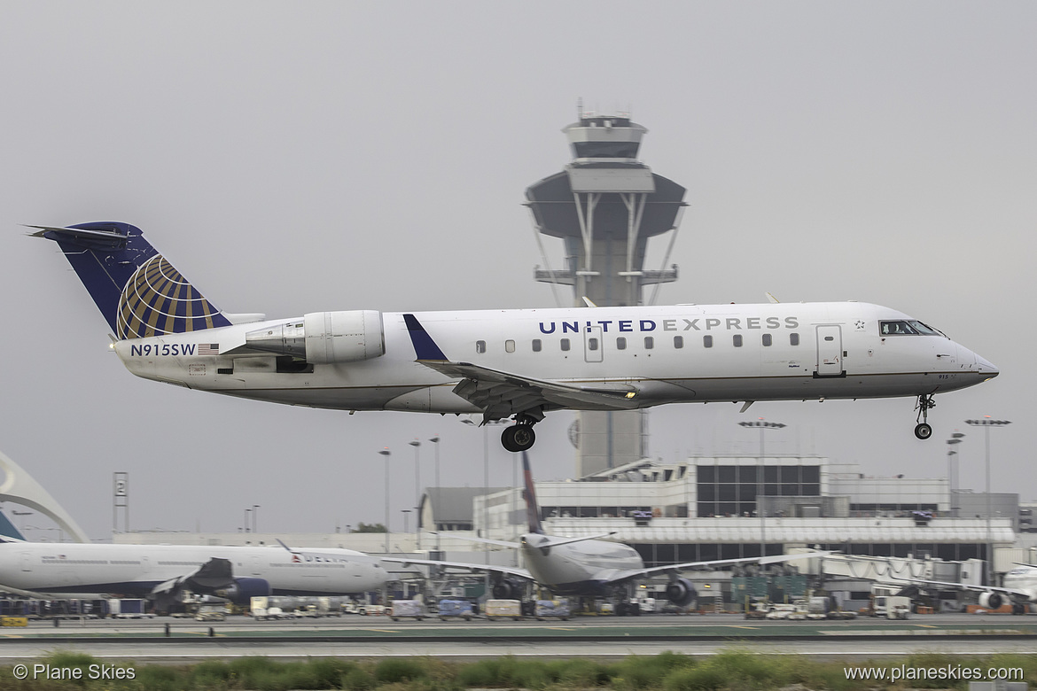 SkyWest Airlines Canadair CRJ-200 N915SW at Los Angeles International Airport (KLAX/LAX)