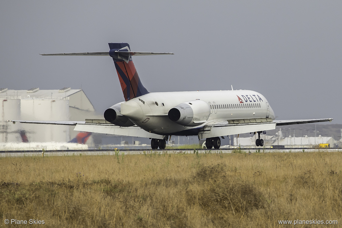 Delta Air Lines Boeing 717-200 N953AT at Los Angeles International Airport (KLAX/LAX) Delta Air Lines Boeing 717-200 N953AT at Los Angeles International Airport (KLAX/LAX)