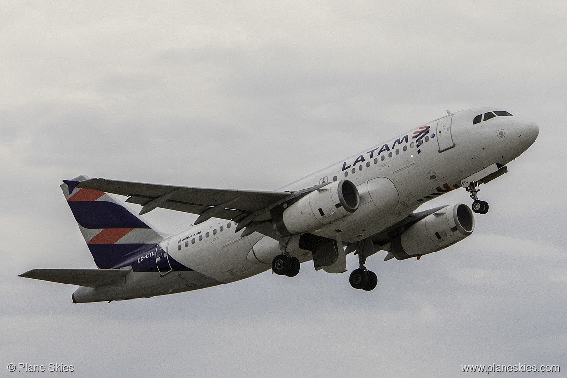 LATAM Chile Airbus A319-100 CC-CYL at Orlando International Airport (KMCO/MCO) LATAM Chile Airbus A319-100 CC-CYL at Orlando International Airport (KMCO/MCO)