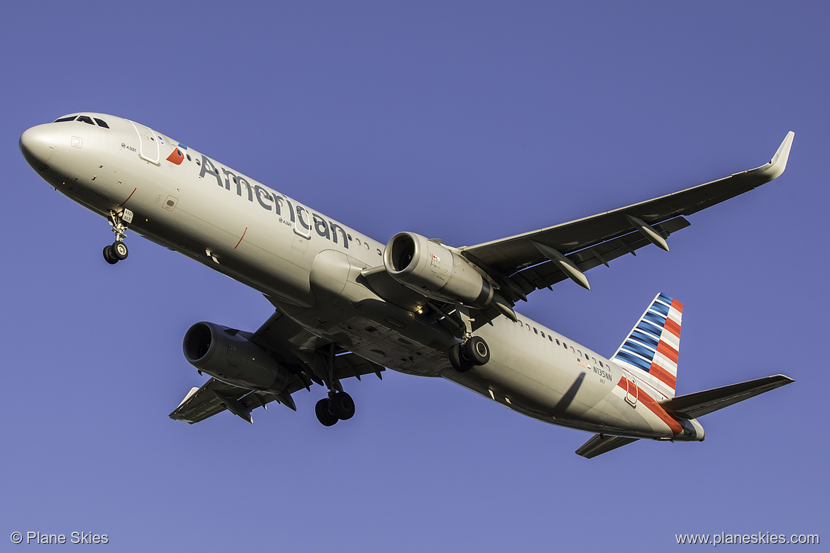 American Airlines Airbus A321-200 N135NN at Seattle Tacoma International Airport (KSEA/SEA)