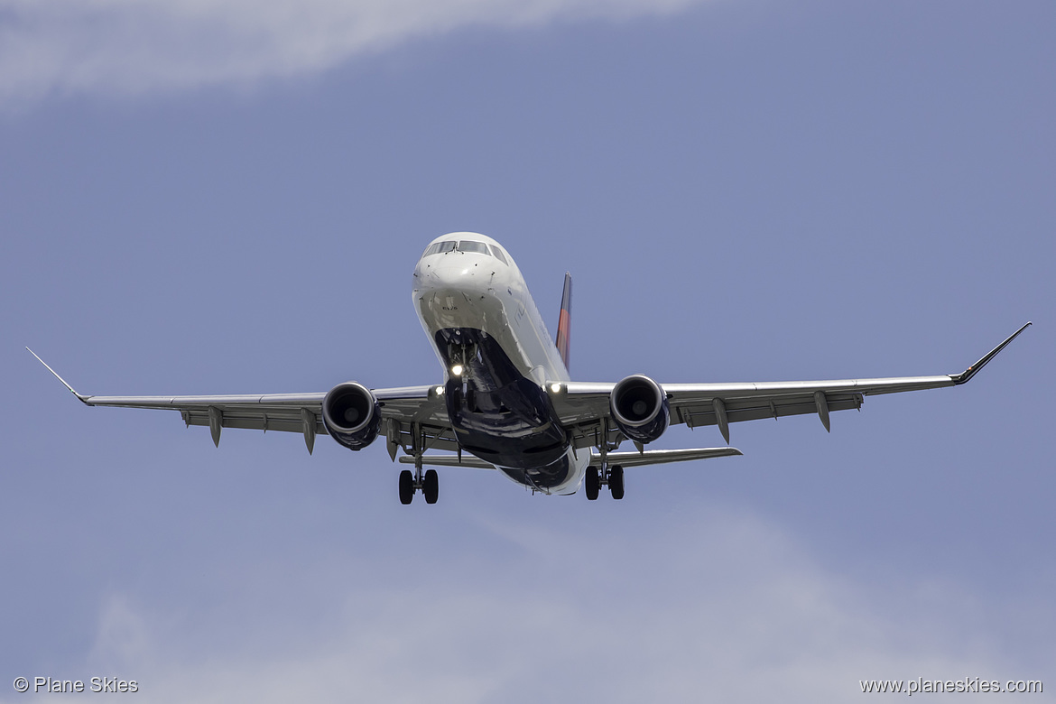 SkyWest Airlines Embraer ERJ-175 N246SY at Seattle Tacoma International Airport (KSEA/SEA)