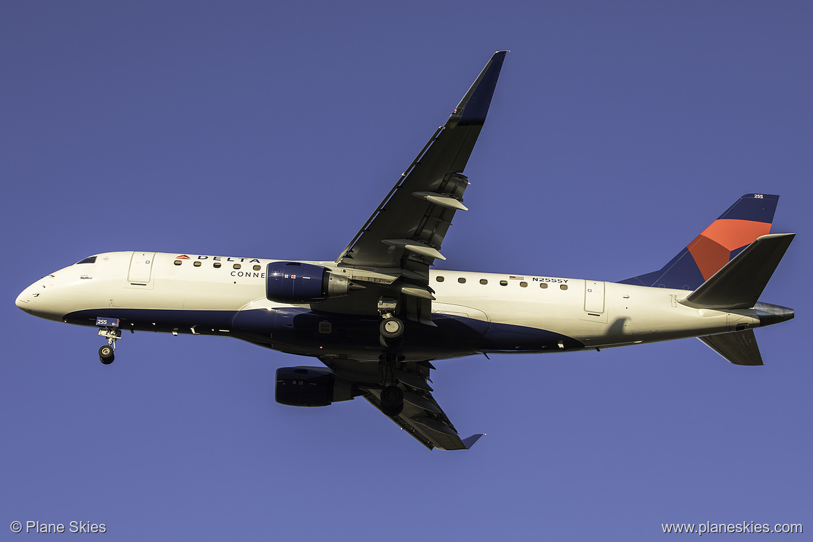 SkyWest Airlines Embraer ERJ-175 N255SY at Seattle Tacoma International Airport (KSEA/SEA) SkyWest Airlines Embraer ERJ-175 N255SY at Seattle Tacoma International Airport (KSEA/SEA)