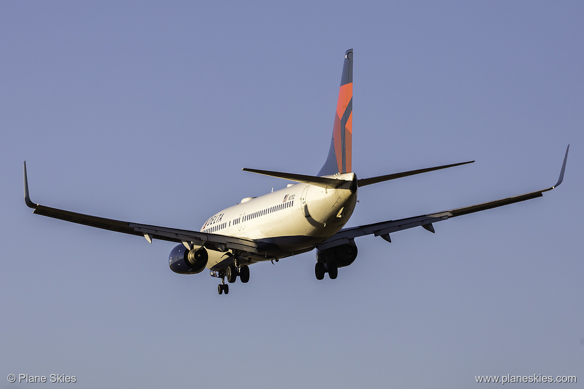 Delta Air Lines Boeing 737-800 N3752 at Seattle Tacoma International Airport (KSEA/SEA)