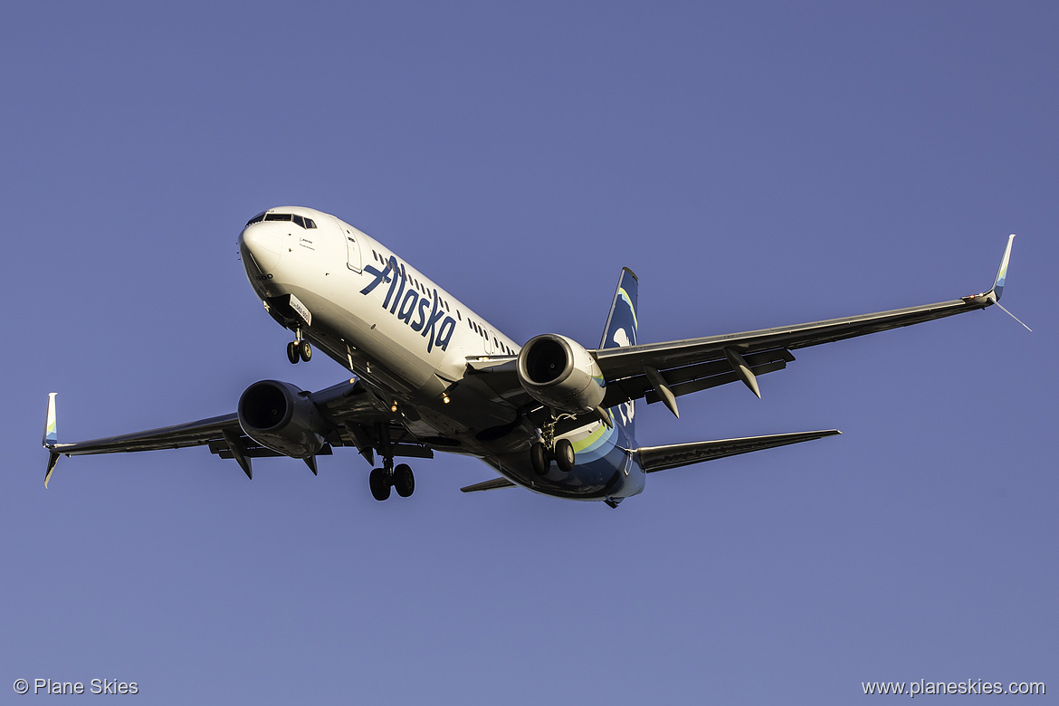 Alaska Airlines Boeing 737-800 N562AS at Seattle Tacoma International Airport (KSEA/SEA)