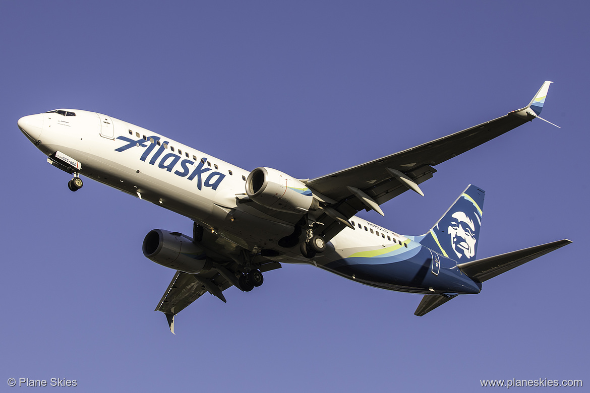 Alaska Airlines Boeing 737-800 N585AS at Seattle Tacoma International Airport (KSEA/SEA)