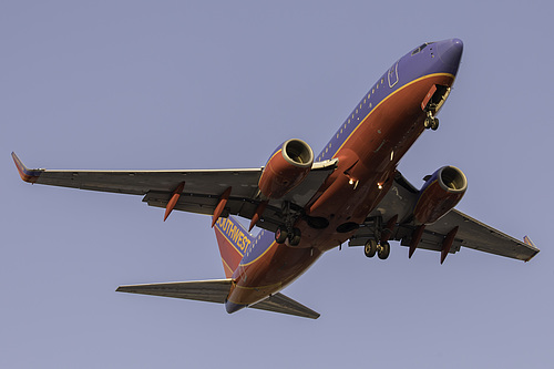 Southwest Airlines Boeing 737-700 N221WN at McCarran International Airport (KLAS/LAS)