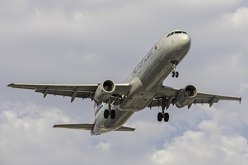 American Airlines Airbus A321-200 N562UW at McCarran International Airport (KLAS/LAS)