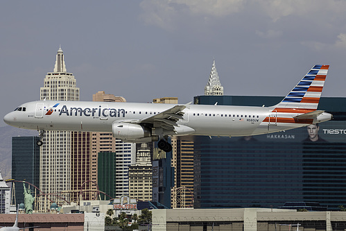 American Airlines Airbus A321-200 N580UW at McCarran International Airport (KLAS/LAS) American Airlines Airbus A321-200 N580UW at McCarran International Airport (KLAS/LAS)