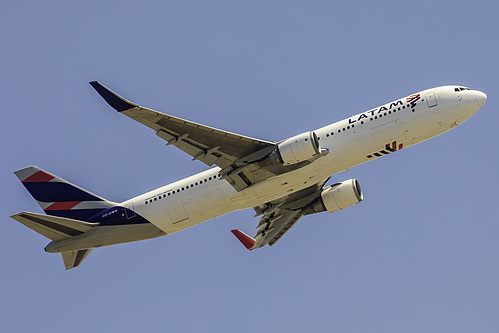 LATAM Chile Boeing 767-300ER CC-CWV at Los Angeles International Airport (KLAX/LAX)