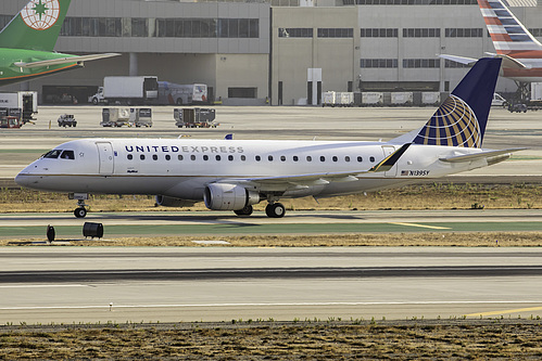 SkyWest Airlines Embraer ERJ-175 N139SY at Los Angeles International Airport (KLAX/LAX)