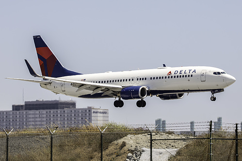 Delta Air Lines Boeing 737-800 N3748Y at Los Angeles International Airport (KLAX/LAX)